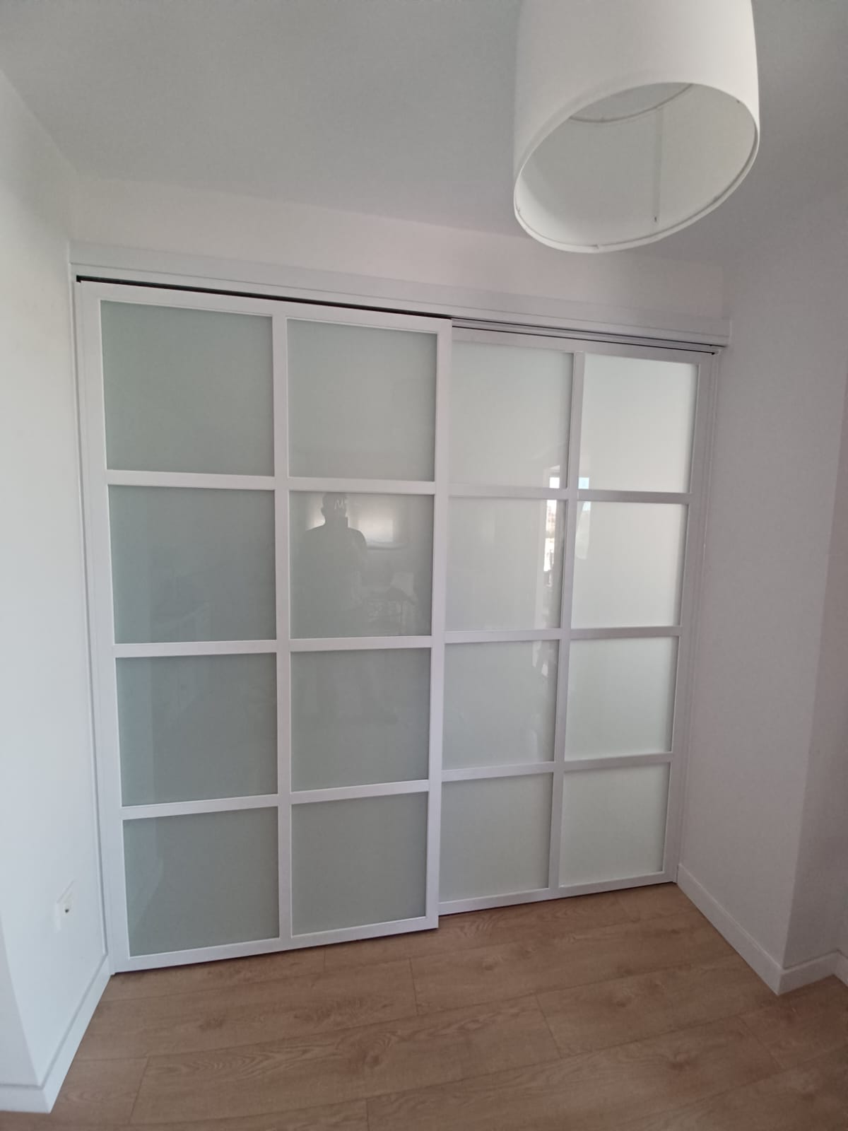 División de espacios puerta corredera. Aricruz Aluminio