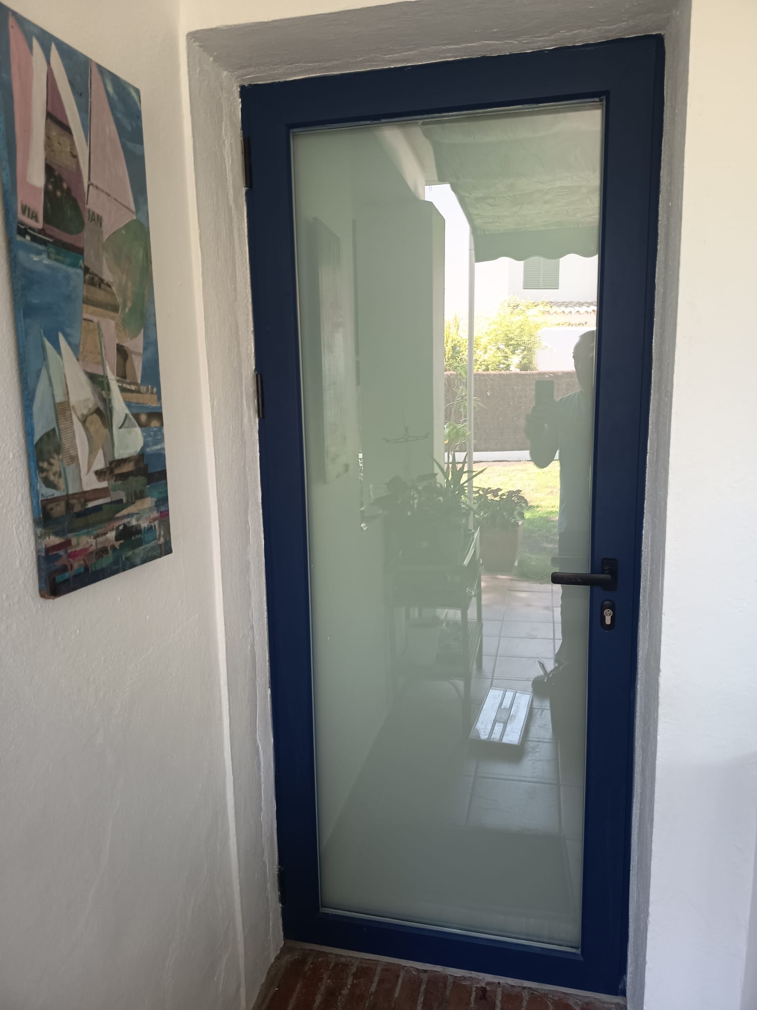 Puerta de aluminio y cristal a medida en azul