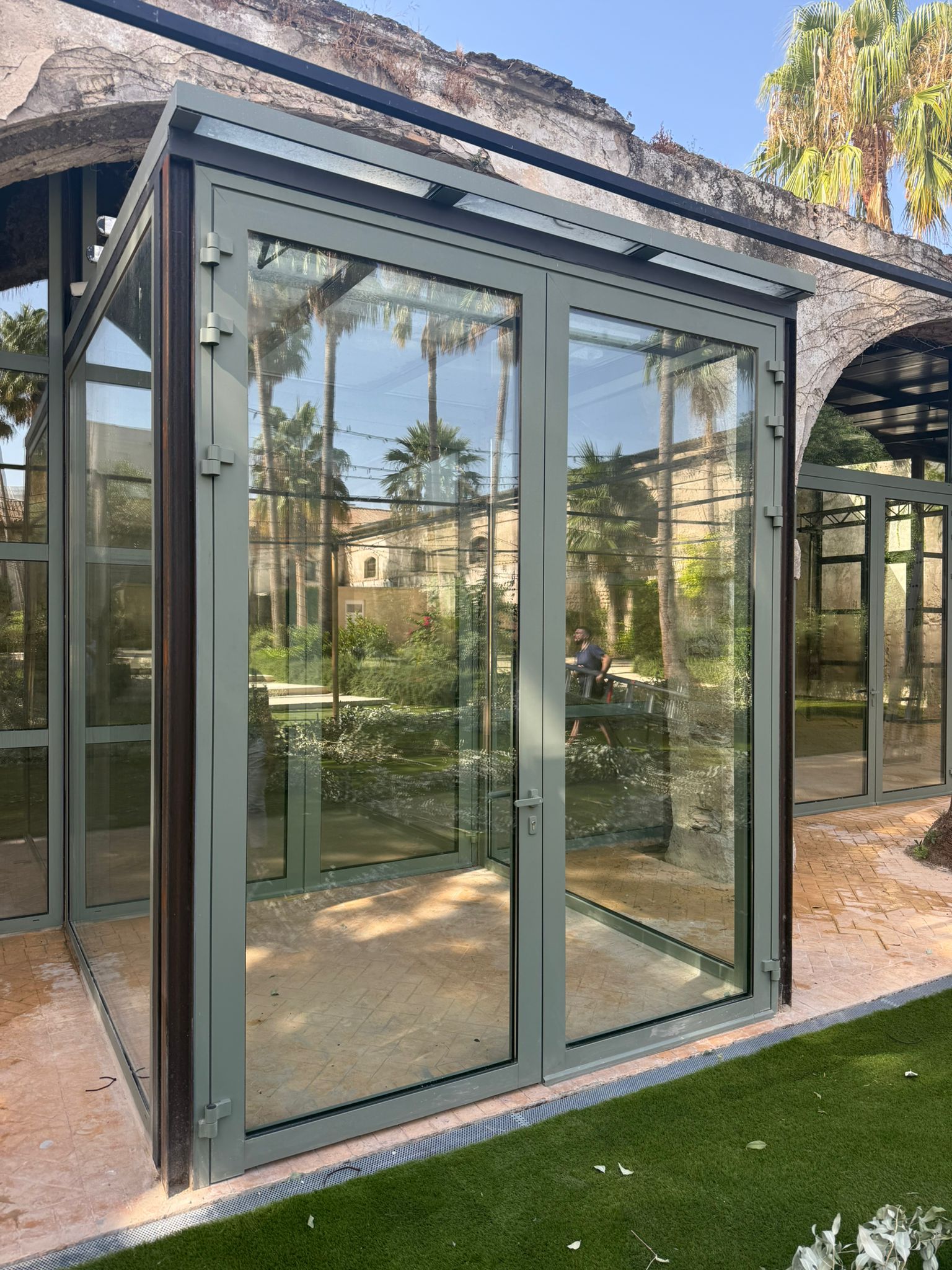 Elegante puerta de cristal y aluminio en El Puerto de Santa María