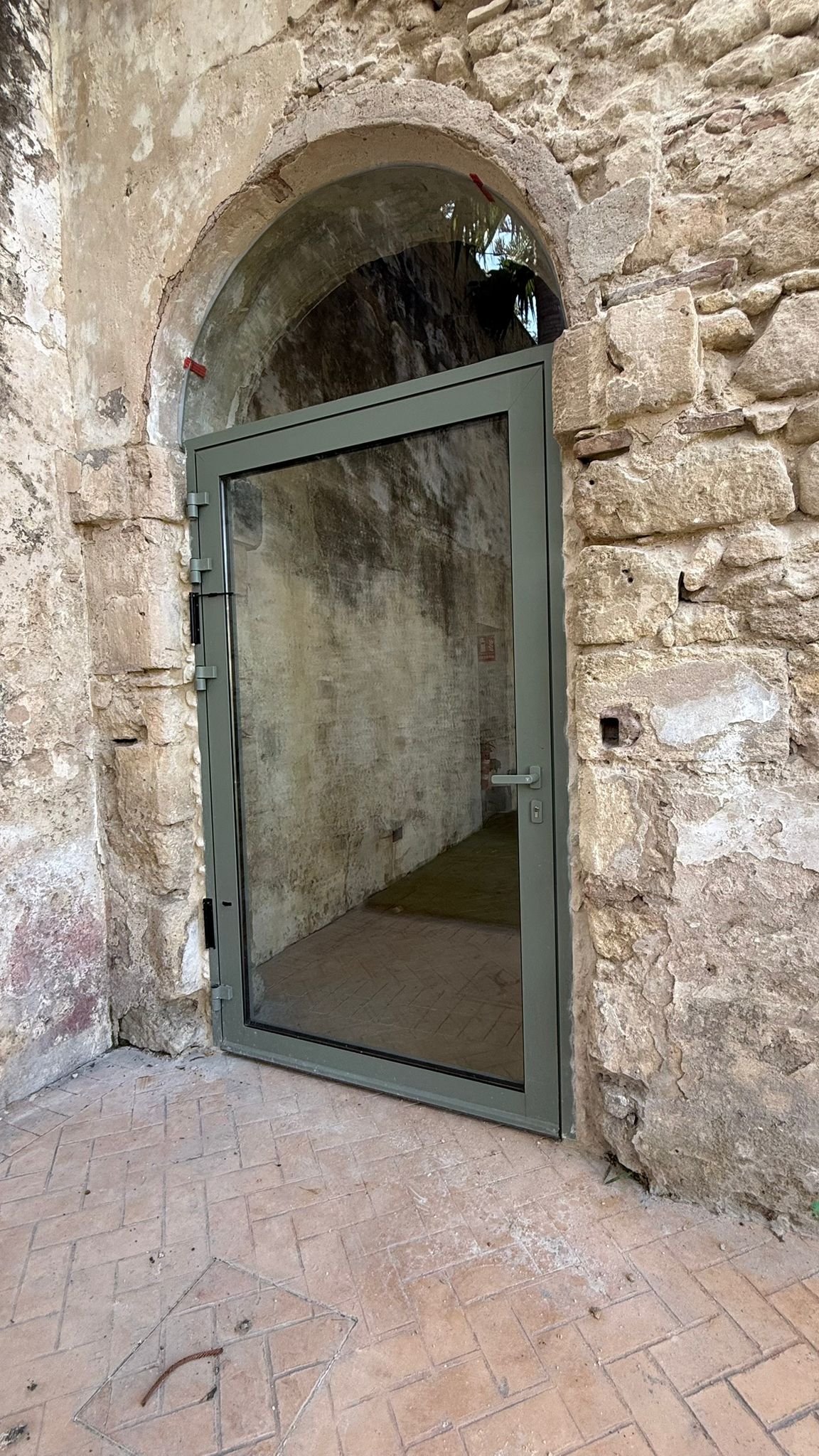 Puerta de paso en aluminio y cristal. Casa Cossio El Puerto de Santa María.