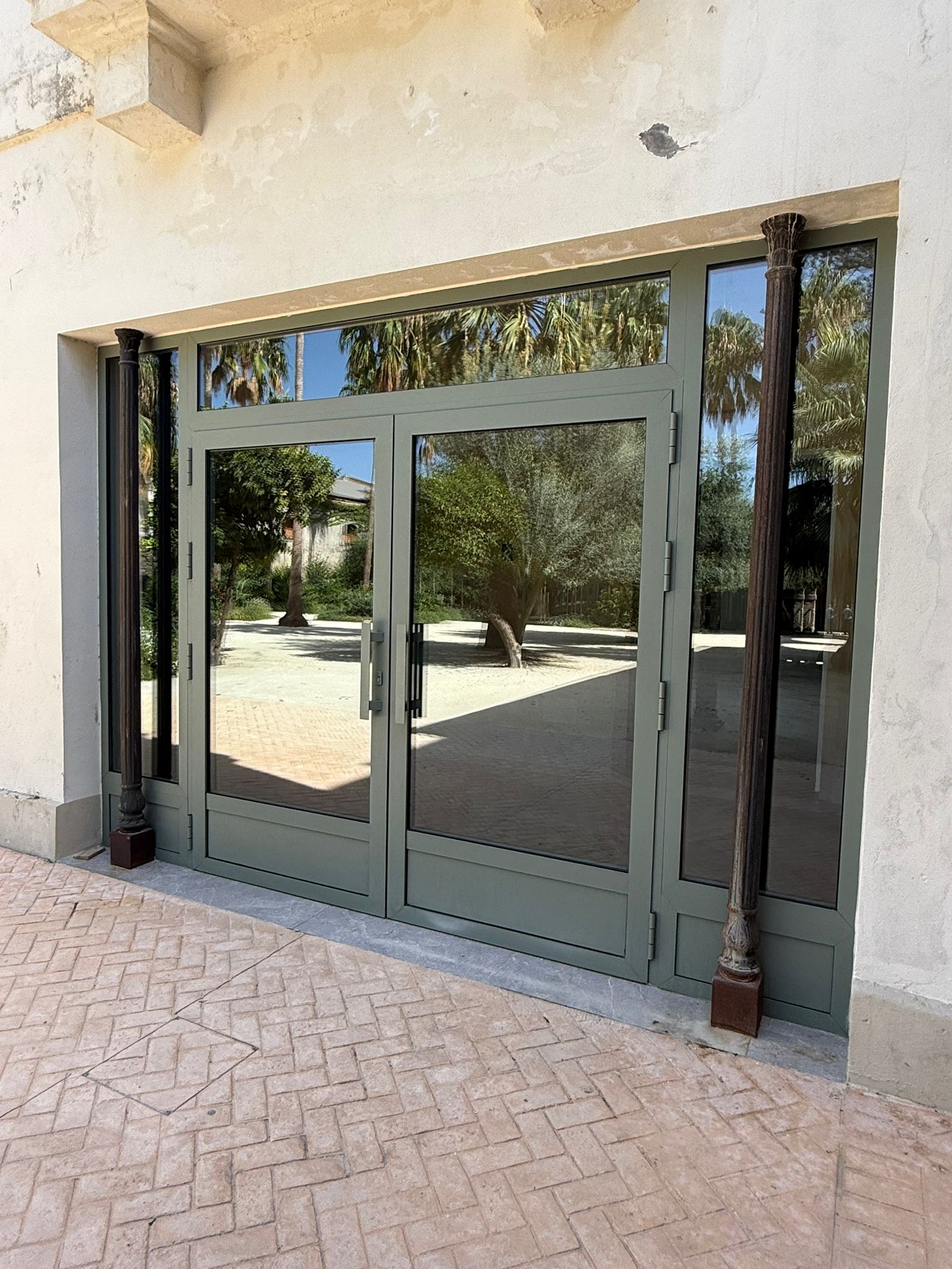 Puertas de aluminio a medida en EL Puerto de Santa María. Aricruz.