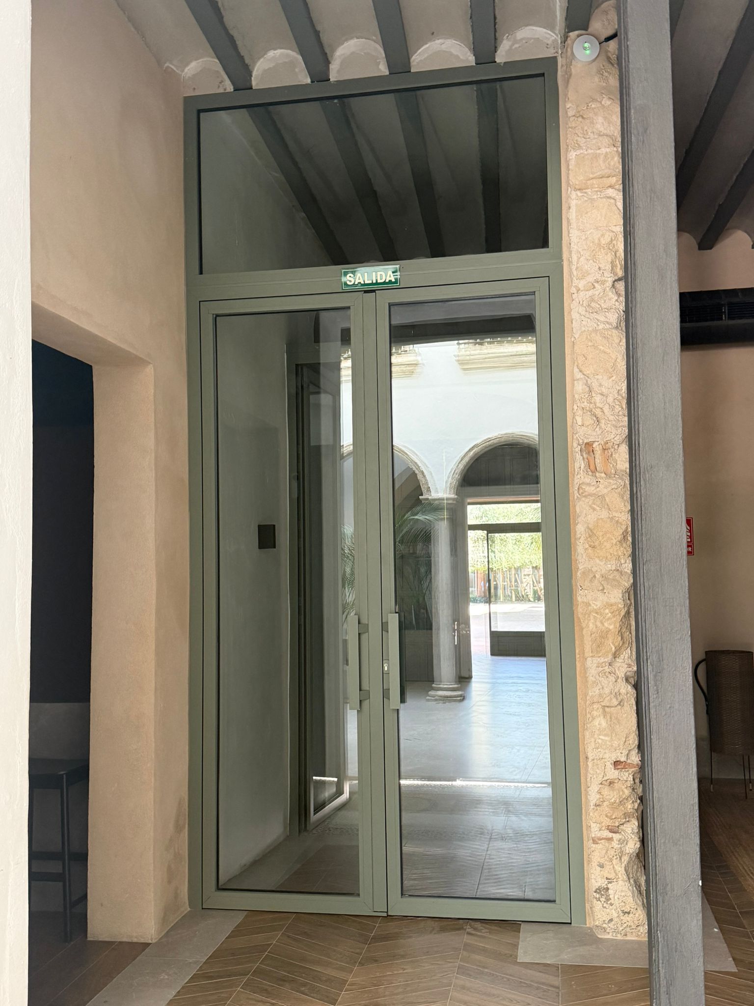 Puertas para edicios de techos altos. Carpintería de aluminio. El Puerto de Santa María.