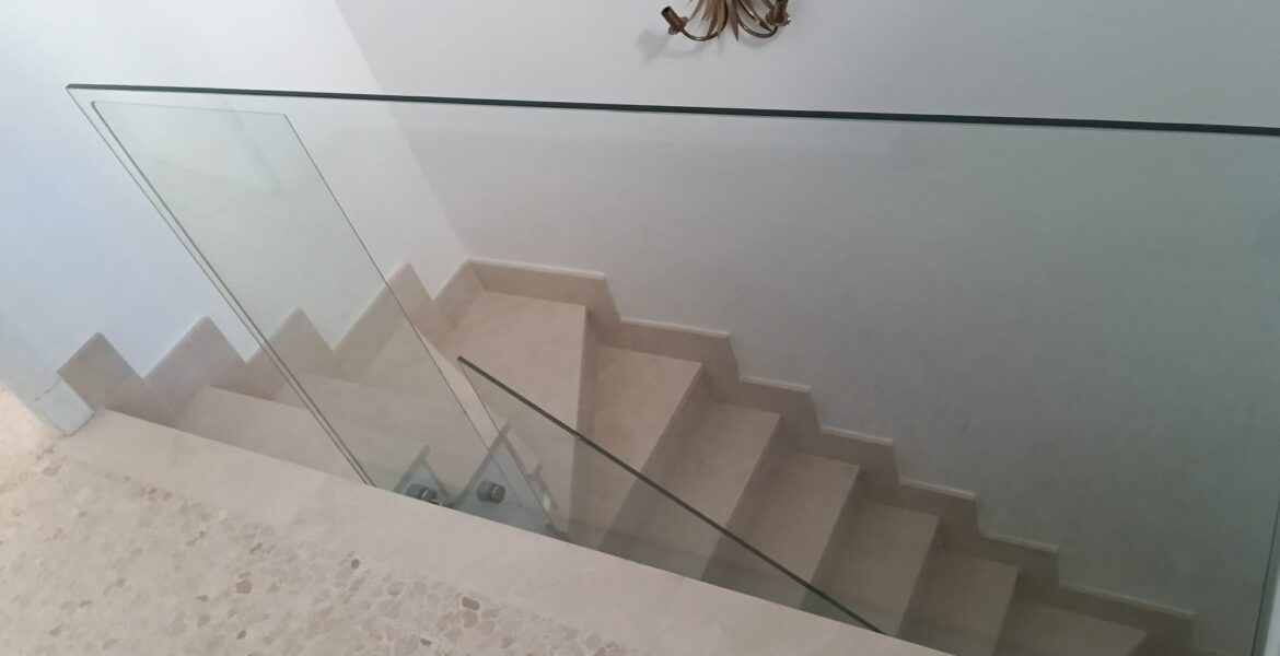 Barandilla de cristal con conectores de acero inoxidable