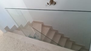 Barandilla de cristal con conectores de acero inoxidable