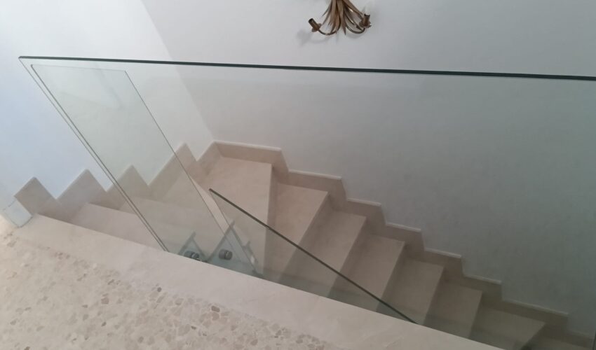 Barandilla de cristal con conectores de acero inoxidable