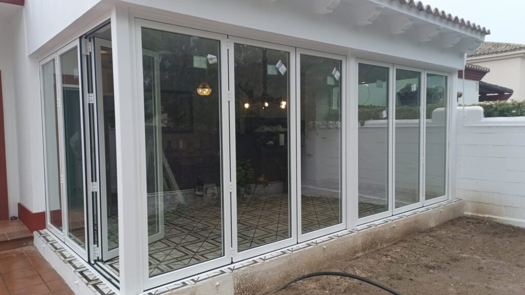 Cerramiento de puerta replegable en aluminio