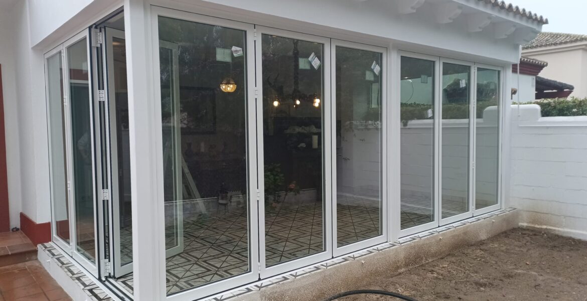 Cerramiento de puerta replegable en aluminio