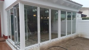 Cerramiento de puerta replegable en aluminio