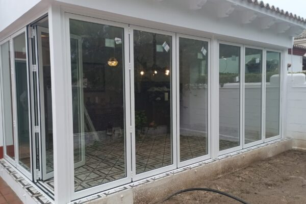 Cerramiento de puerta replegable en aluminio