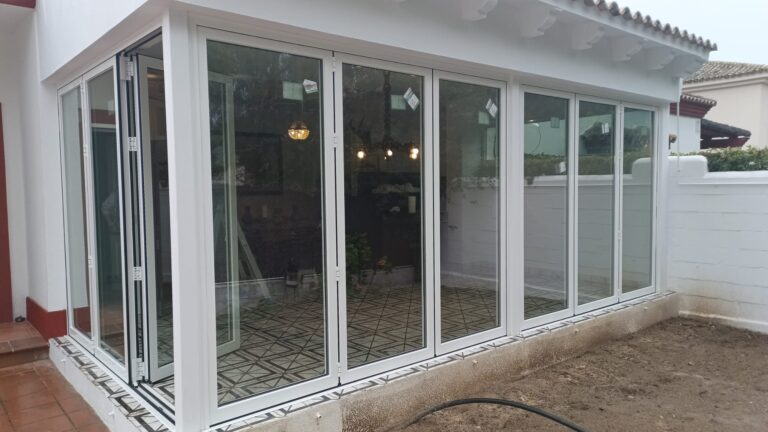 Cerramiento de puerta replegable en aluminio