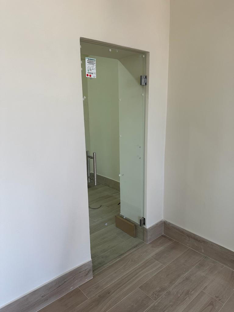 Puerta de Vidrio Aricruz Aluminio Cristalería