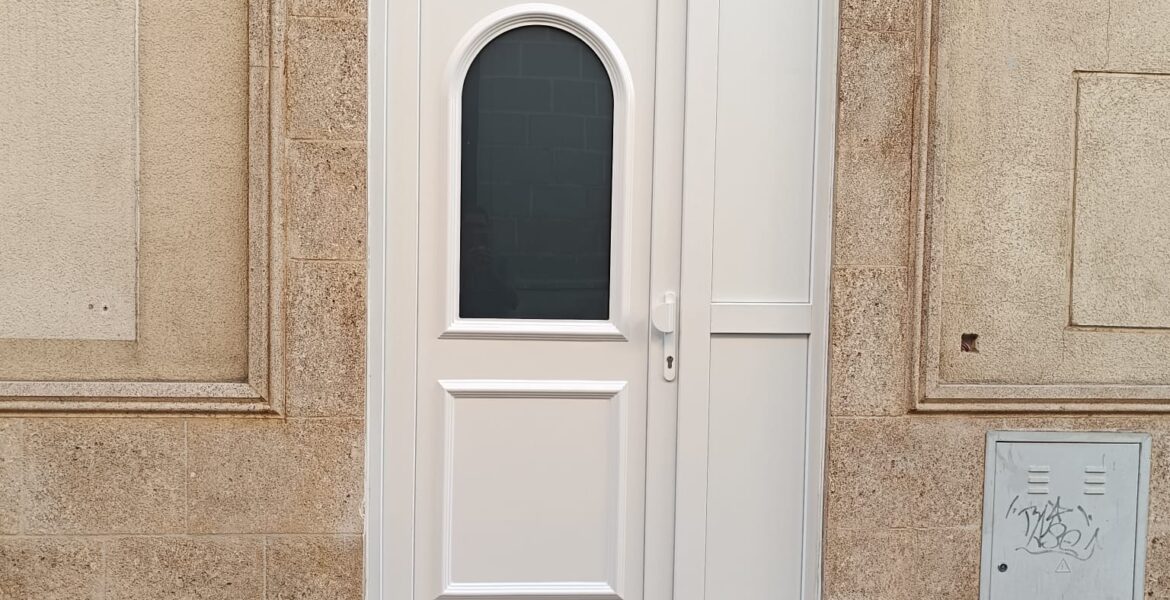 Puerta de entrada en aluminio Aricruz