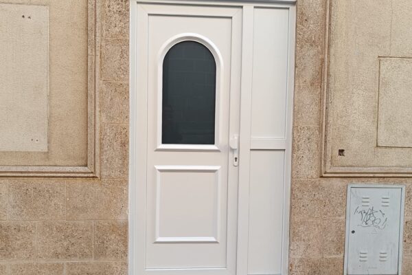 Puerta de entrada en aluminio Aricruz