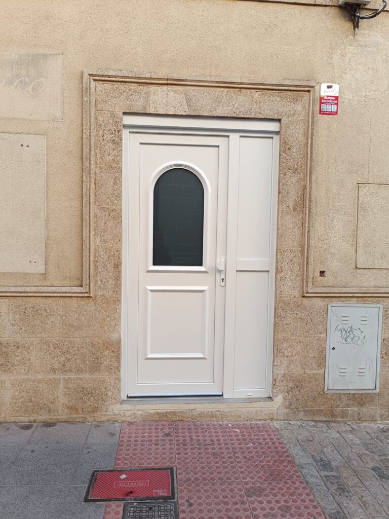 Puerta de entrada en aluminio Aricruz