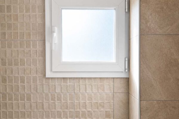 ventana de aluminio abatible para baño
