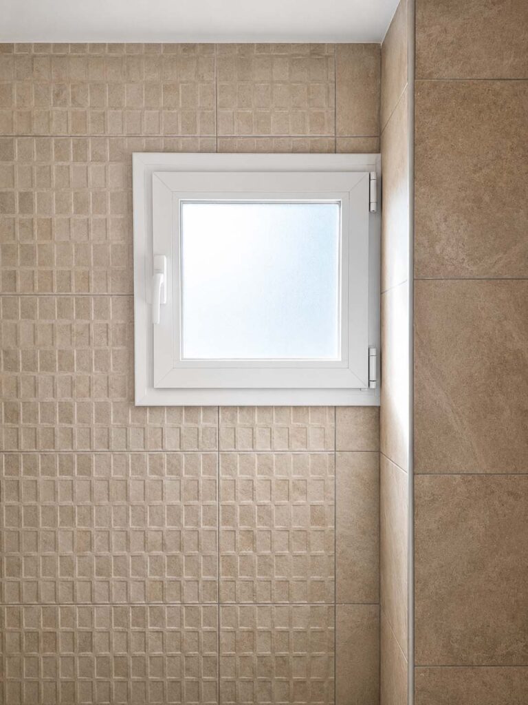 ventana de aluminio abatible para baño